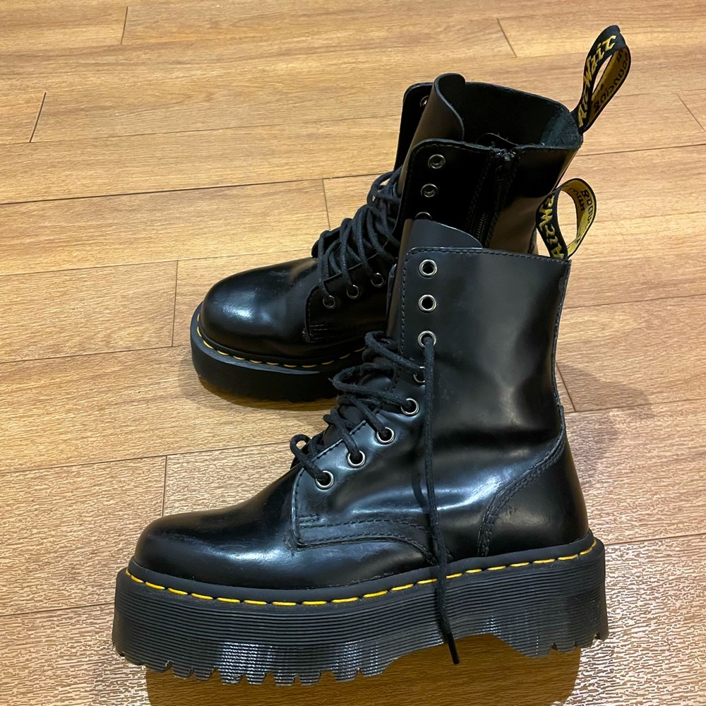 Women’s size 6 Dr. Marten’s Jadon boot in black